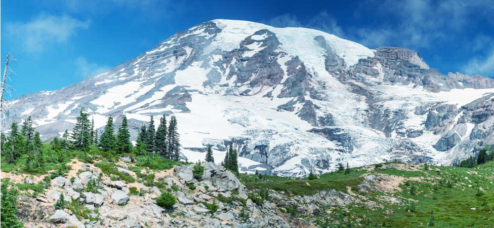 Beautiful panoramic shot of Mount Rainier on a beautiful summer day